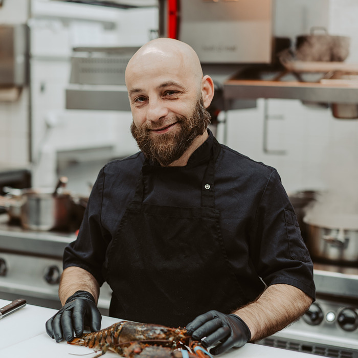 Pietro Solito ist Küchenchef der Ganymed Brasserie hier zu sehen in der Küche mit Hummer.