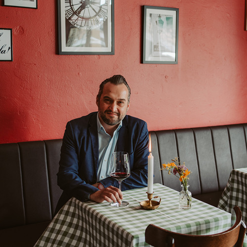Thomas Tiesler ist Gesicht der Bar à Vin in Berlin hier zu sehen sitzend im Restaurant.